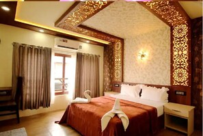 2 bedrooms, in-room safe, iron/ironing board, internet