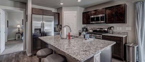 Kjøleskap, mikrobølgeovn, ovn og kokeplater