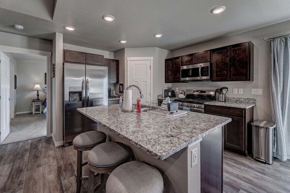 Réfrigérateur, micro-ondes, four, plaque de cuisson