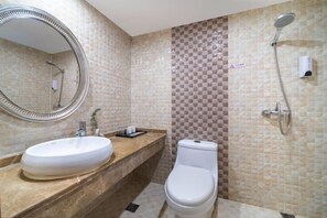 A bathroom with a sink, toilet, and shower. - Zhengzhou University Institute of Technology Hotel (Zhengzhou)