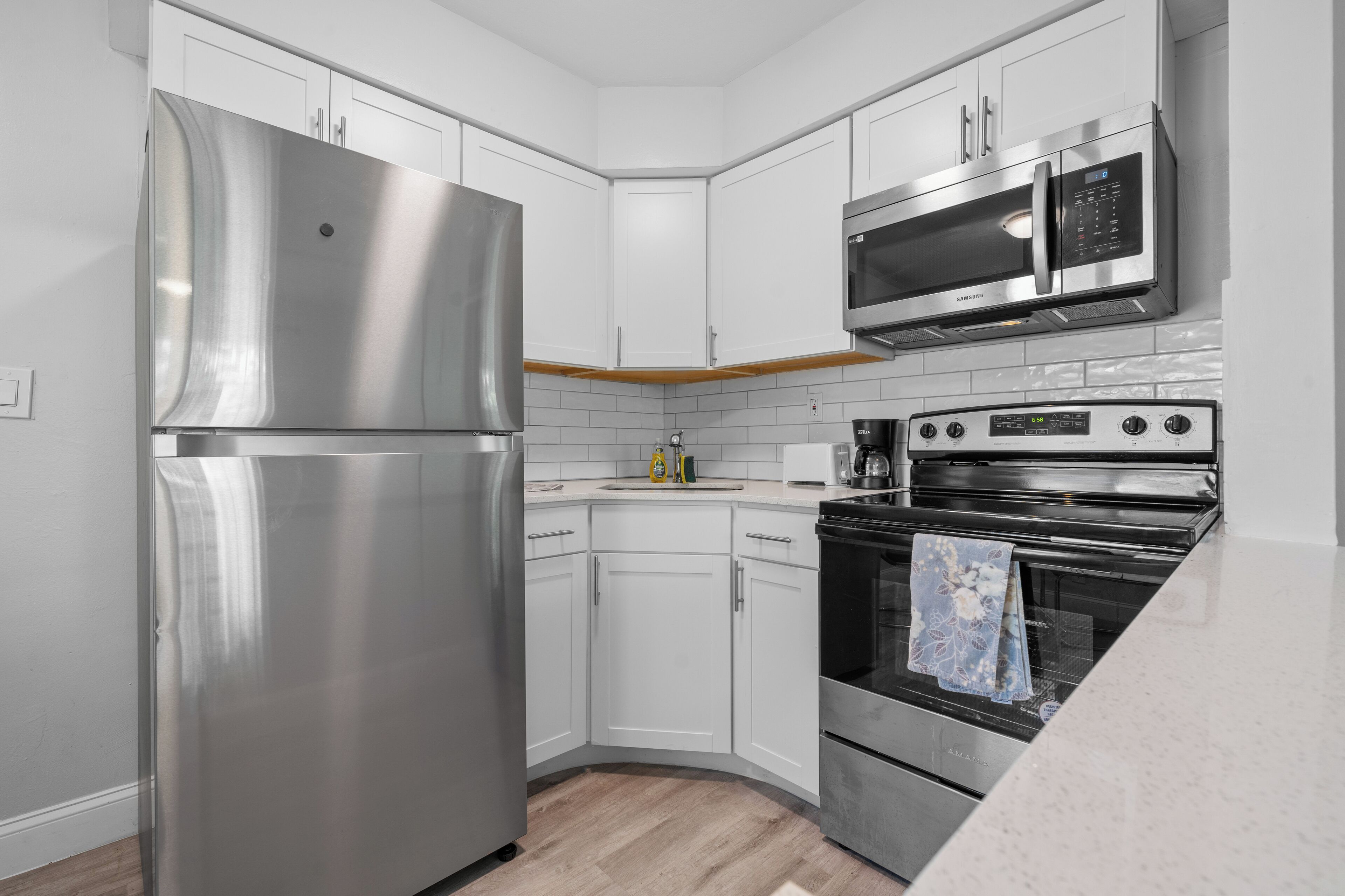 Refrigerador, microondas, horno y tostadora 