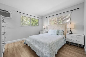1 bedroom, iron/ironing board, WiFi, bed sheets - Central 1-Bedroom Apartment w/ Sofa Bed & Full Kitchen (Fort Lauderdale)
