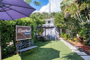 Outdoor dining - Central 1-Bedroom Apartment w/ Sofa Bed & Full Kitchen (Fort Lauderdale)