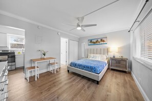 Iron/ironing board, WiFi, bed sheets - Centric Ground Floor Studio Near Las Olas w/ Full Kitchen & Parking (Fort Lauderdale)