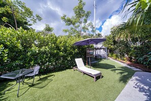 Outdoor dining - Centric Ground Floor Studio Near Las Olas w/ Full Kitchen & Parking (Fort Lauderdale)