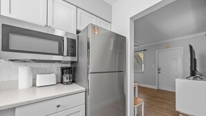 Eine moderne Küche mit einem Edelstahl-Kühlschrank, einer Mikrowelle und einem Toaster.