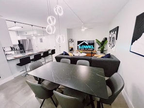 Dining - Bright 3-Bedroom 3 Bath Apt with Pool, Parking, & Close to Beach & Las Olas (Fort Lauderdale)