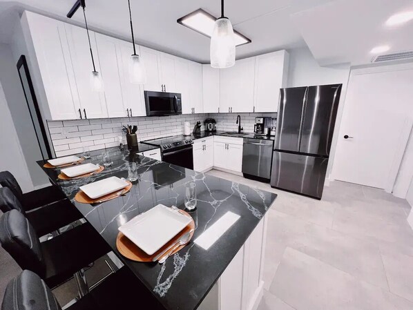 冷蔵庫、電子レンジ、オーブン、トースター