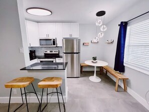 Réfrigérateur, micro-ondes, four, lave-vaisselle