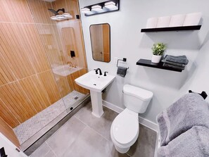 Shower, hair dryer, towels - Chic and Spacious 1-Bedroom Apt w/ Pool/Parking Near the Beach & Las Olas (Fort Lauderdale)