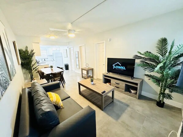 Living area - Stylish & Spacious 2-Bedroom Apt w/ Pool/Parking Near the Beach & Las Olas (Fort Lauderdale)