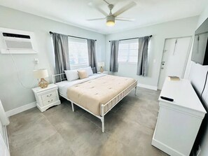 2 habitaciones, tabla de planchar con plancha y ropa de cama 