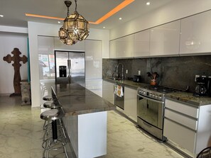 Køleskab, mikrobølgeovn, ovn, kogeplade