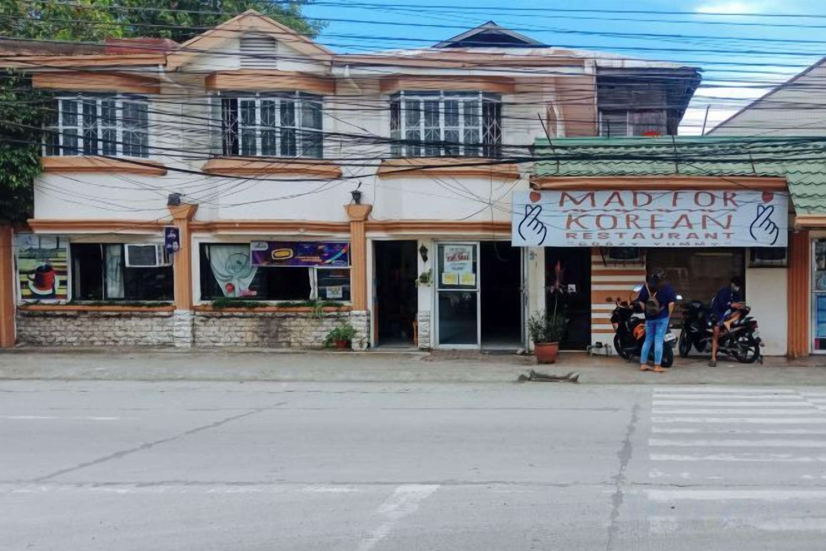 Ein Restaurant namens 'Mad for Korean' mit Schaufenster und Außenbereich.
