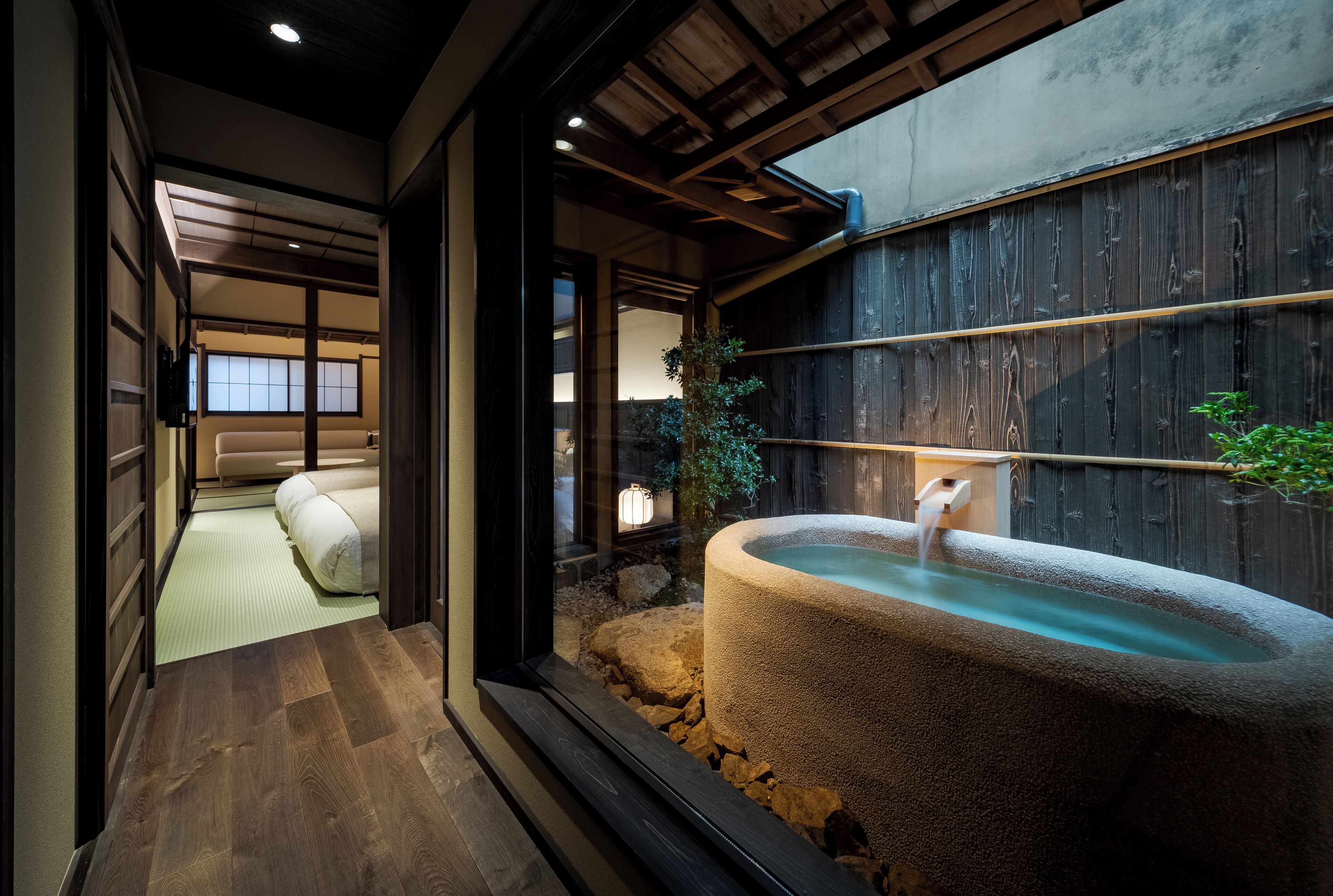 Twin kamer, 2 tweepersoonsbedden | Badkamer | Een aparte badkuip en douche, een haardroger, handdoeken, shampoo