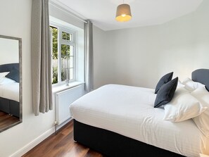 2 bedrooms, iron/ironing board, WiFi, bed sheets - Cherries bungalow in Porlock (Porlock)