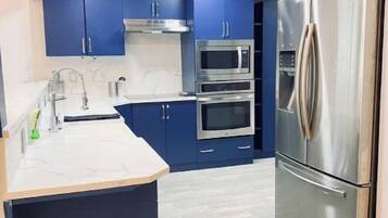Lemari es, microwave, oven, dan kompor