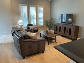 Smart TV, chimenea y impresora 