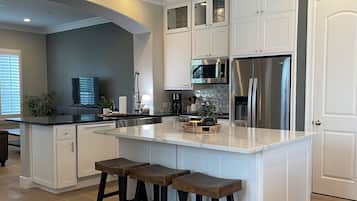 Frigorífico, microondas, horno y placa de cocina