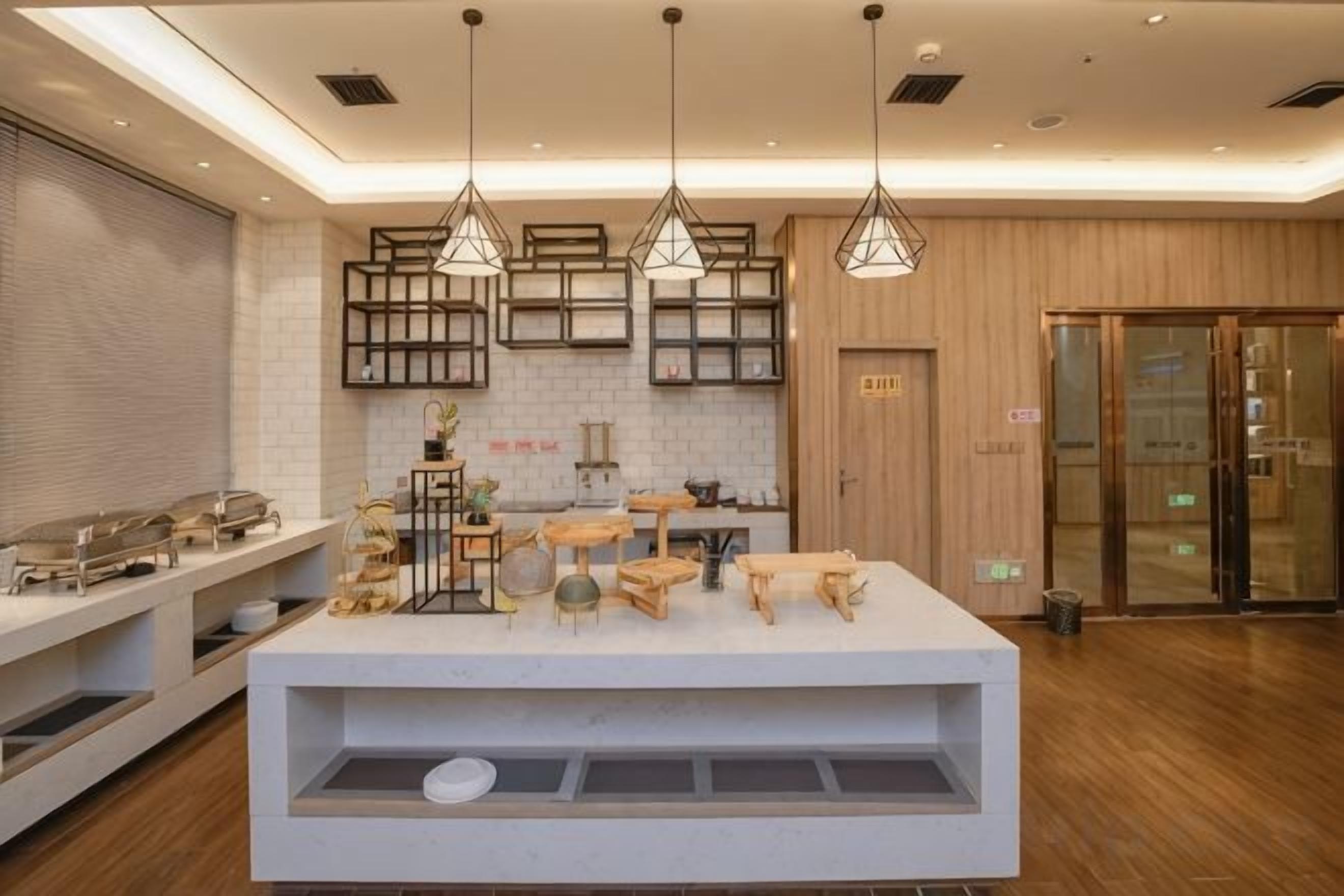 Una cocina moderna con iluminación colgante, armarios de madera y una isla central.
