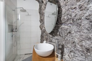 Een douche, een haardroger, handdoeken