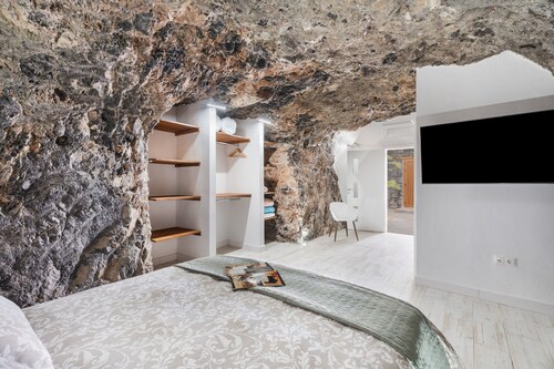 Luxury House 'La Cueva del Guanche' with Sea Views, Private Pool & Wi-Fi