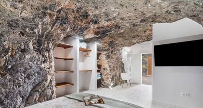 Luxury House 'La Cueva del Guanche' with Sea Views, Private Pool & Wi-Fi