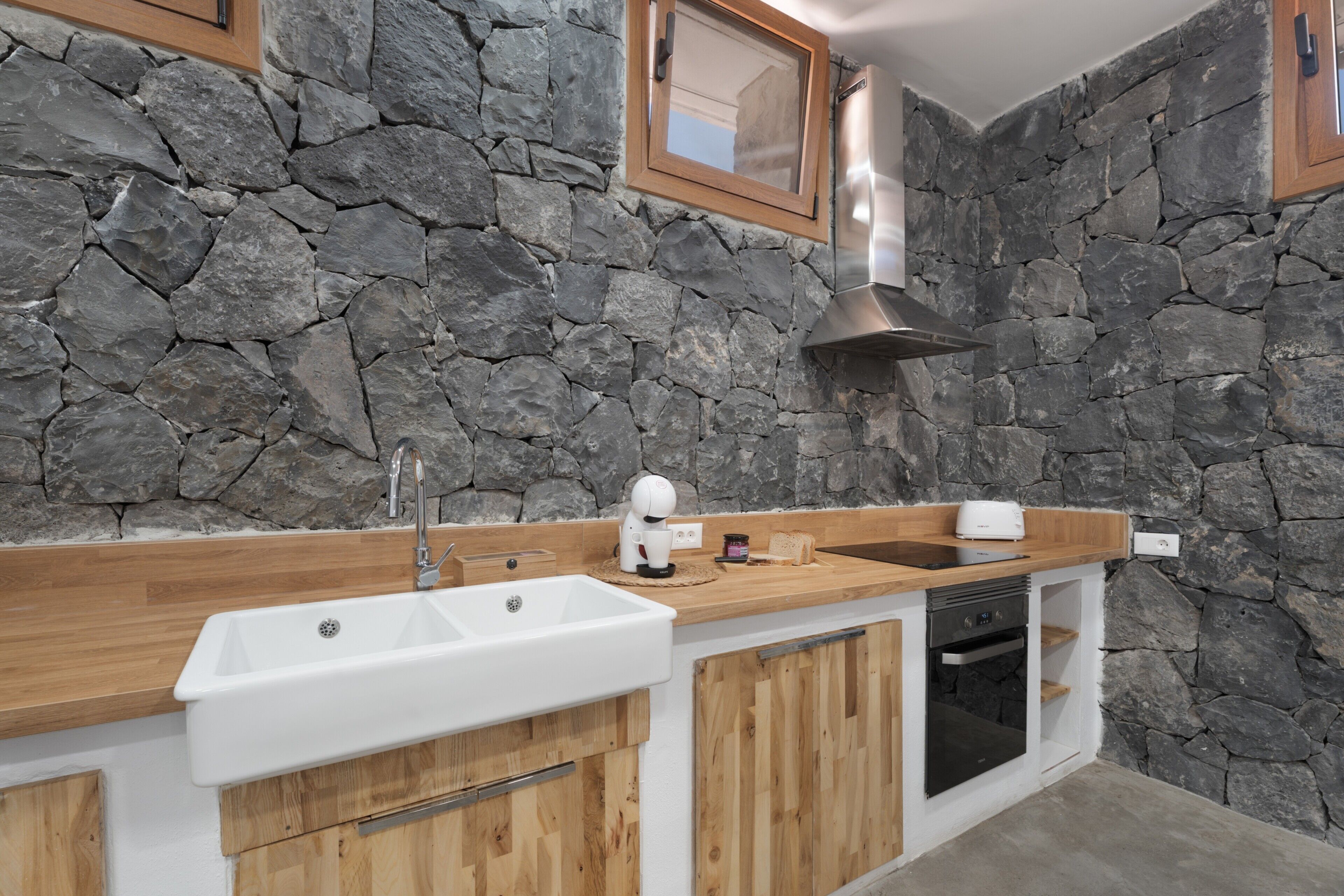 Refrigerador, horno, parrilla de estufa y cafetera y tetera 