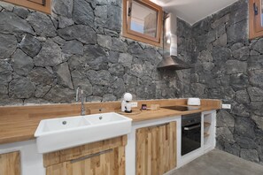 Fridge, oven, stovetop, coffee/tea maker