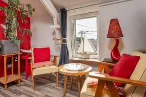 TV - Studio Apartment 'Dans Maison Proche Gare' with Shared Terrace, Shared Garden and Wi-Fi (Brech)