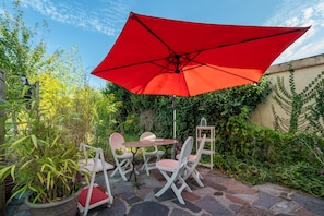 Outdoor dining - Studio Apartment 'Dans Maison Proche Gare' with Shared Terrace, Shared Garden and Wi-Fi (Brech)