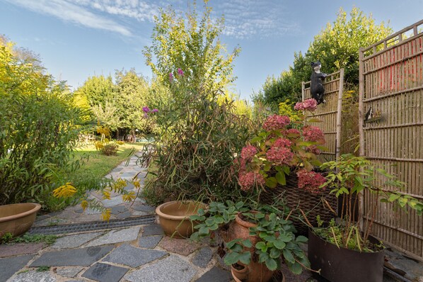 Property grounds - Studio Apartment 'Dans Maison Proche Gare' with Shared Terrace, Shared Garden and Wi-Fi (Brech)