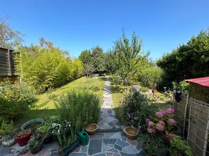 Property grounds - Studio Apartment 'Dans Maison Proche Gare' with Shared Terrace, Shared Garden and Wi-Fi (Brech)