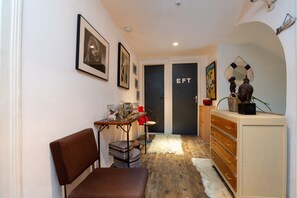 Interior - Studio Apartment 'Dans Maison Proche Gare' with Shared Terrace, Shared Garden and Wi-Fi (Brech)