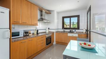 Een koelkast, een microgolfoven, een oven, een kookplaat