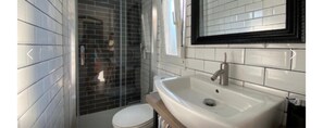 Shower, hair dryer, towels - Holiday Home 'Can Dennis' with Private Pool, Wi-Fi and Air Conditioning (Sils)