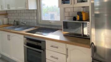 Een koelkast, een magnetron, een oven, een kookplaat