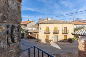Property grounds - Apartment 'Alojamiento Taurus' with Balcony and Wi-Fi (Braojos de la Sierra)