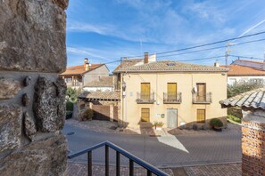 Property grounds - Apartment 'Alojamiento Taurus' with Balcony and Wi-Fi (Braojos de la Sierra)