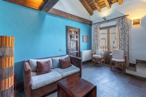 Televisio, takka, DVD-soitin, stereot