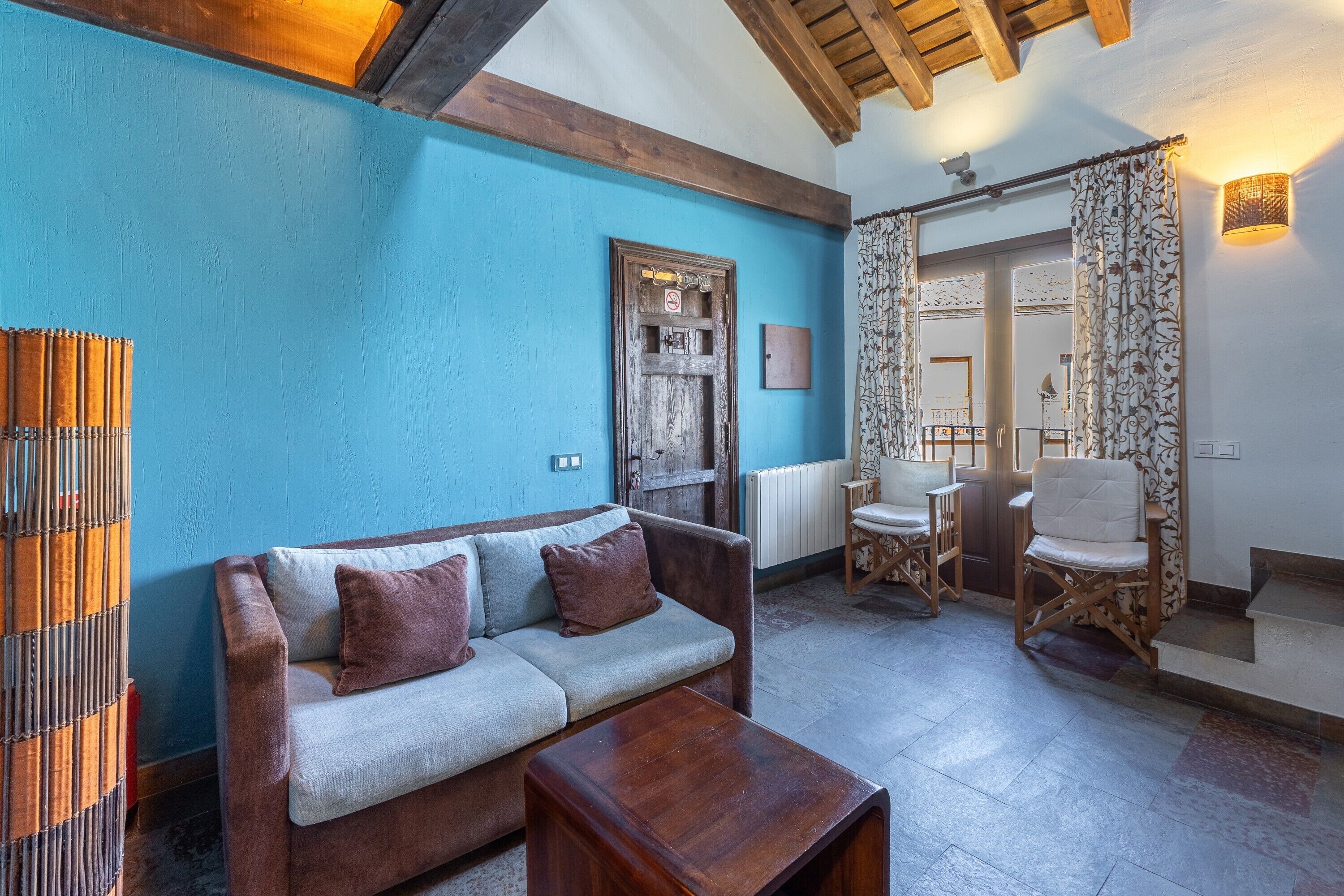 Televisio, takka, DVD-soitin, stereot