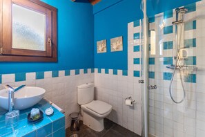 Regadera, secadora de cabello, toallas 