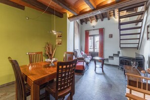 Interior - Country House 'Alojamiento Perseus' with Mountain View, Balcony and Wi-Fi (Braojos de la Sierra)