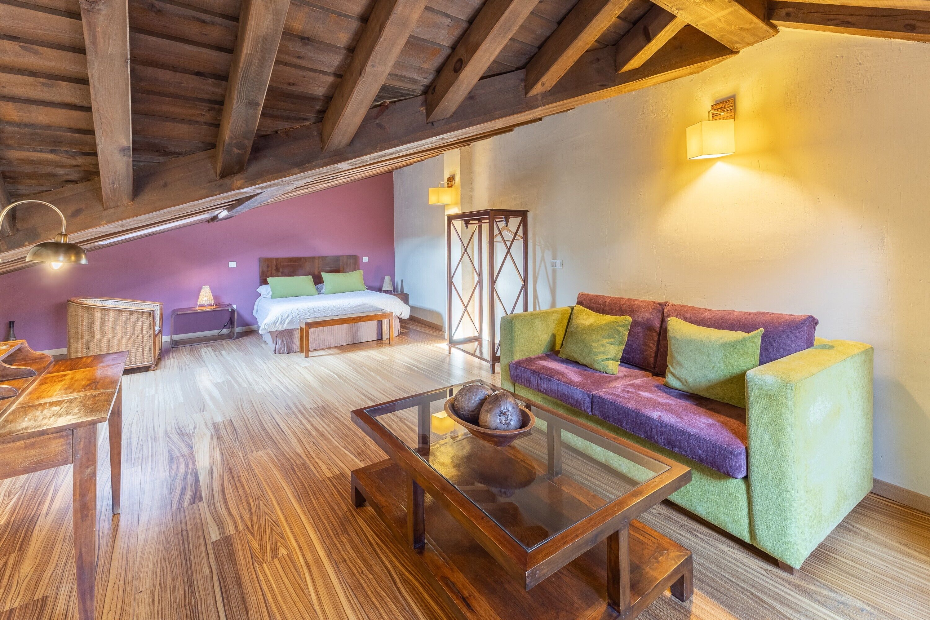 Televisión, chimenea, reproductor de DVD, estéreo