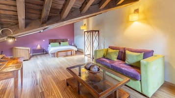 Televisión, chimenea, reproductor de DVD, estéreo