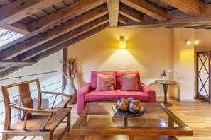 Interior - Country House 'Alojamiento Hercules' with Mountain View, Balcony and Wi-Fi (BRAOJOS)