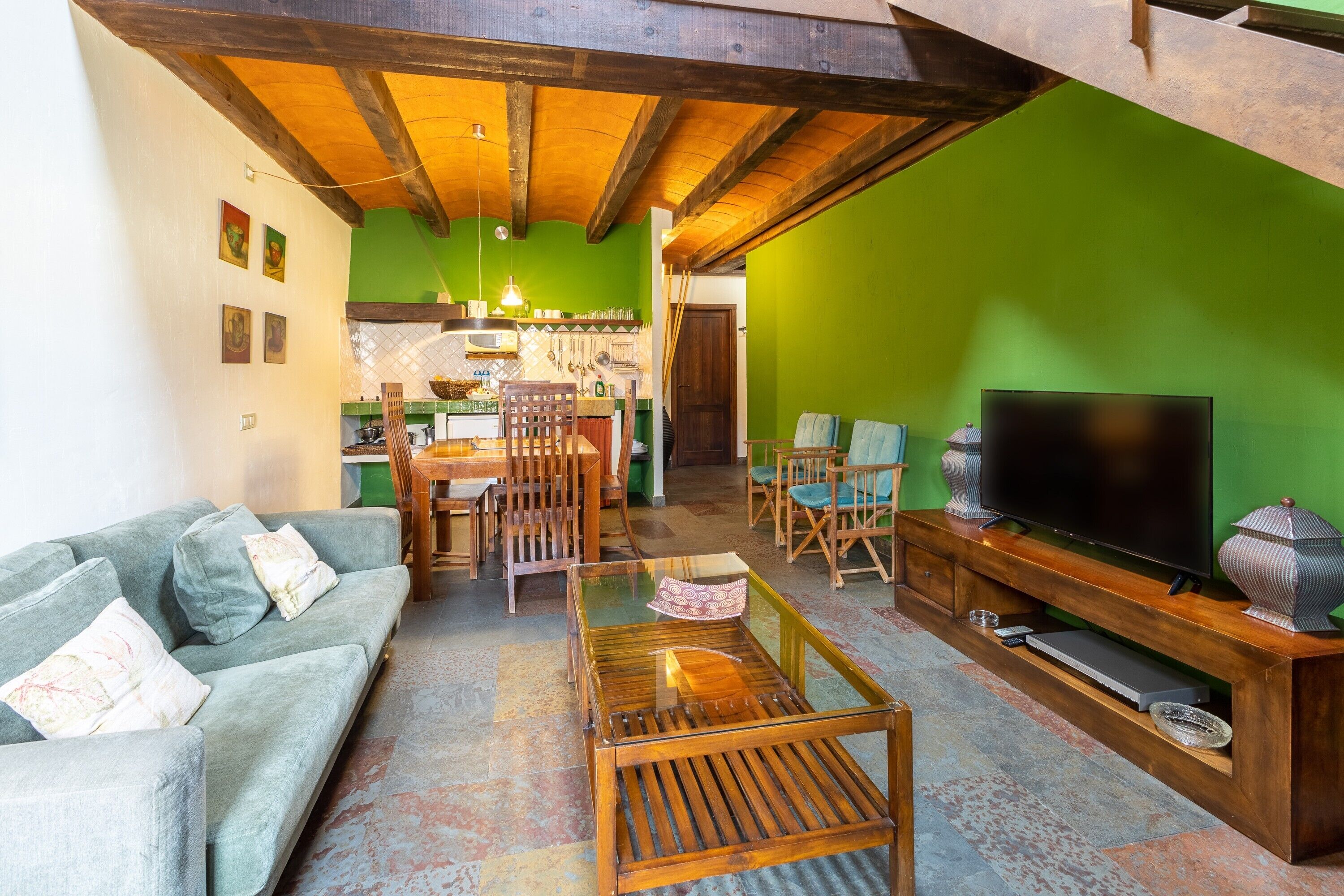 Een televisie, een open haard, een dvd-speler en een stereo