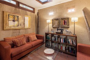 Interior - Country House 'Alojamiento Cepheus' with Mountain View and Wi-Fi (Braojos de la Sierra)