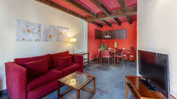 Televisie, een open haard, een dvd-speler en een stereo