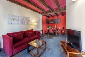 TV, fireplace, DVD player, stereo - Country House 'Alojamiento Cepheus' with Mountain View and Wi-Fi (Braojos de la Sierra)